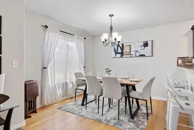 Image de Top Notch Townhouse with Arcade