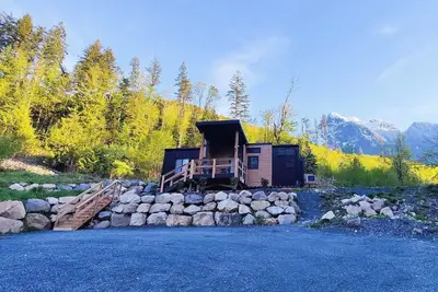 Romantic, luxury tiny house in the mountains, 2 mins to Kawkawa Lake.