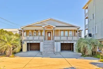 Image de This is a 4 bedroom 2 and a half bath, pet friendly, oceanfront home