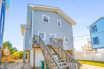 Image de Rustic oceanfront home 3 bedrooms and additional living/sleeping space upstairs