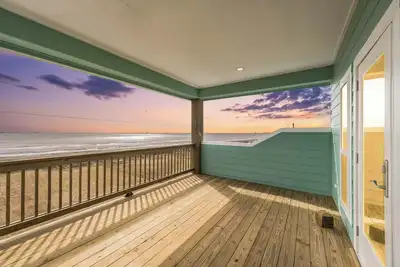 Image de 4br Beach House | Ocean Views, Bar, Bbq & Sleeps 14