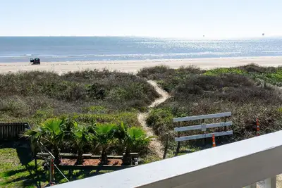Image de 3br Beachfront Escape | Ocean Views, Tiki Bar & Bbq