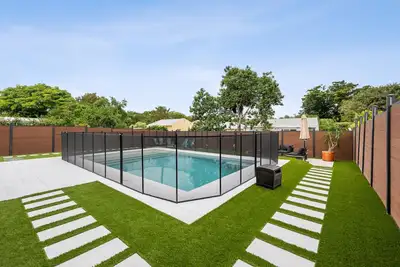 Image de Full Home w/ Heated Salt Water Pool/Mini Golf, Private/Clean, Iconic location!