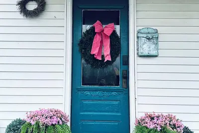 Image de Charming modern vintage cottage only 4 minutes to the Ark! 11am checkout time! !