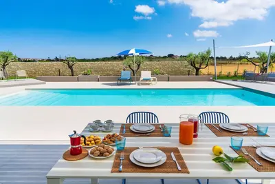 Image de Belle maison de vacances privée avec piscine privée, climatisation, Wifi, Tv, terrasse et parking