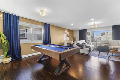 Image de Train 2min walk, Free Parking, Pool Table & Nyc 30min