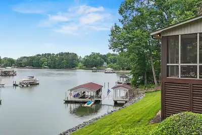 Image de Beautiful Waterfront Home w Hot Tub and great entertaining options!
