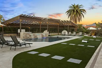 Image de Swss 7br RnR Estate | Pool, Hot Tub, Waterfall, Fire Table & Games