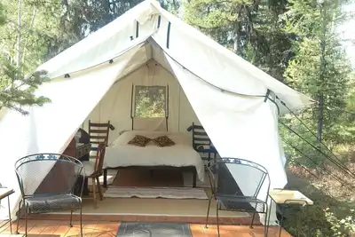 Image de Glamping tent 1, remote with Glacier Park Mountain views. 5mins from Polebridge