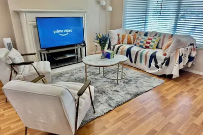 Image de 7 minutes away from Sfo!Experience a freshly remodeled modern tranquil residence