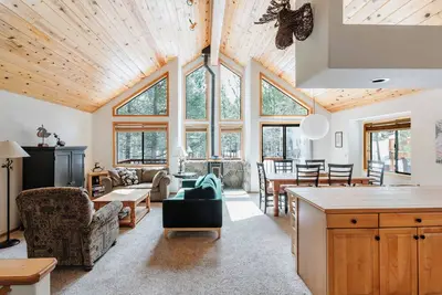 Image de Bright & Private in Tahoe Donner + Hot Tub, Deck, Pet-friendly