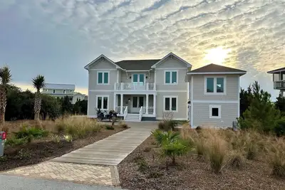 Image de New Listing! ! 6 bedrooms, 2 fridges, 2 dishwashers, lots of custom amenities! !