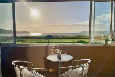 Image de Waterfront fabulous view, spacious studio, heated pool & 10 mins walk into town.