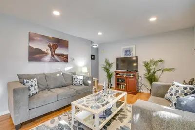 Image de Country Club Hills Home: Walk to Rec Center!