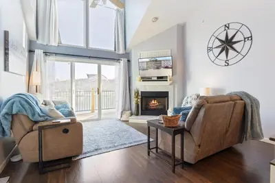 Image de Glen Haven - Top Floor, Heated Pool, & Playground!