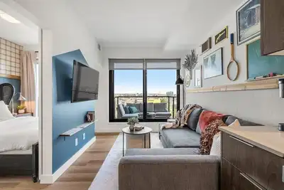 Image de New! The Calgary Saloon! 1br w Rooftop Patio & Ac