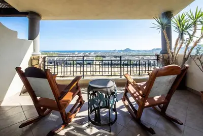 Image de A spacious 3-bedroom escape offering stunning views and a comfortable setting for a relaxing getaway.