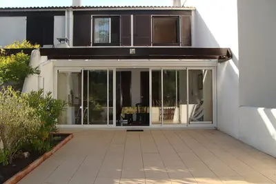 Image de Maison Confortable à 300m de la Plage avec Terrasse et Parking