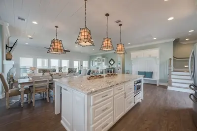 Image de Beachfront 4br | Panoramic Views, Bar & Large Decks