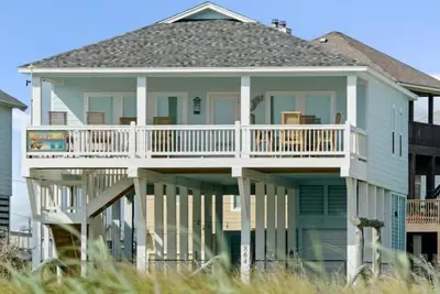 Image de 3br Gulf Views | Modern Amenities, Deck, Sleeps 12 & More