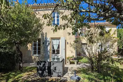 Image de Bello Viso, proche Saint Emilion dans un écrin de verdure au milieu des vignes.