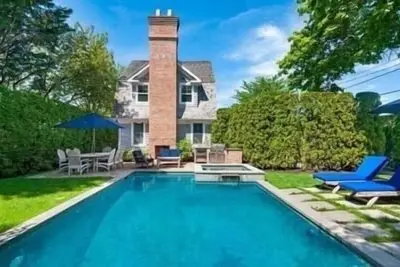Image de Hamptons Style. Close to village restaurants, shops and ocean beach!