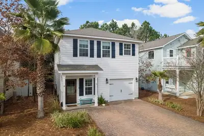 Image de 4 Bikes! Fenced back! Walk to Pool, Beach, Shops, Music & Dining! Tunnel to 30a!