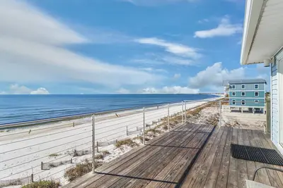 Image de Holiday House B: Spacious Beachfront Deck w/Dining