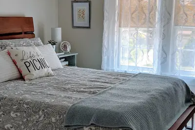 Image de Welcome to our cozy little cottage-style home, your home away from Home!