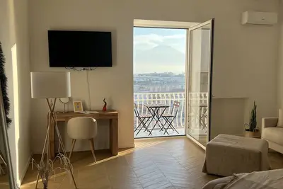 Image de A 3 minuti da Piazza Del Plebiscito, il centro di Napoli! vista mare e Vesuvio!