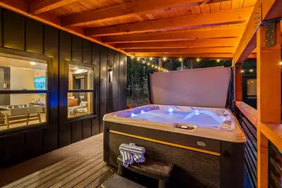 Image de Hot Tub|Pet Friendly|Arcade Games and Foosball Table