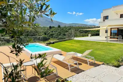 Image de Belle maison panoramique pour 8 pers avec piscine, jardin et proche de la mer
