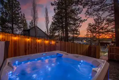 Image de Modern stylish cabin with a hot tub, lake views, and game room!