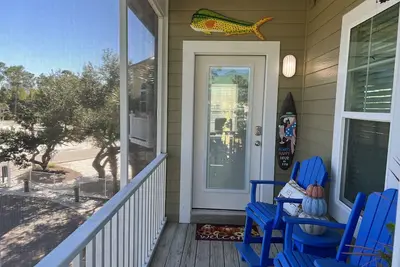 Image de 10 min walk to the gulf. \nIndoor heated pool Tiki Bar live entertainment nightly