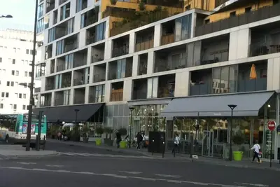 Image de Appartement Parisien avec jardinet ; nombreux transports en commun.