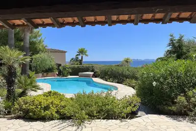 Image de Face aux Iles d'Hyeres, 50 Mètres de la Plage, Villa 180 M2, 4 Chambres, Piscine