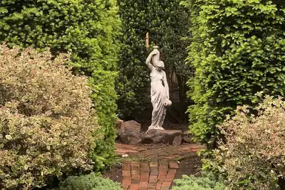 Image de Private garden cottage located in the heart of downtown.
