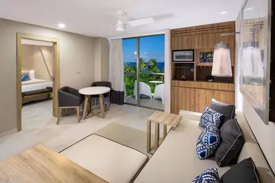 Image de Suite with whirlpool and balcony at Grand Sirenis on the Riviera Maya