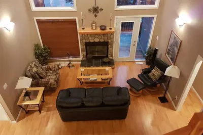Image de Beautiful 3 bedrm cottage in scenic Radium, Bc. Airbnb 4. 9 star over 97 reviews.