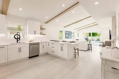 Image de Escape to a Stunning Beach House: Relax by the Pool or Head to the Beach!