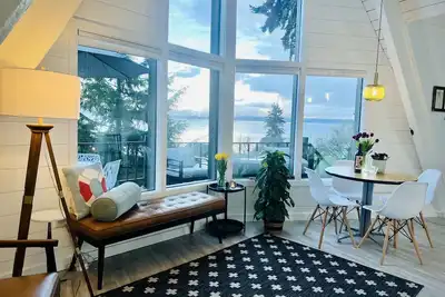 Image de Views, Hot Tub, Beach Access - Cabin on Camano!