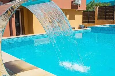 Image de Guesthouse “The Rock” with outdoor mineral swimming pool & jacuzzi