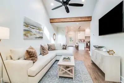 Image de New modern townhome with Cajun flair located right in the heart of Lafayette!