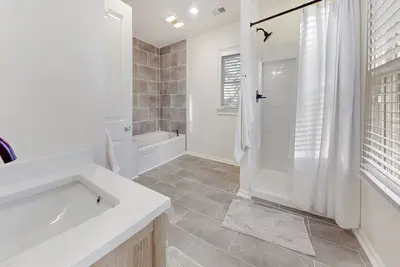 Image de 4 Bedroom Free parking 5 min Airport/Downtown