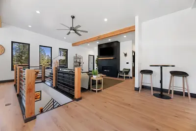 Image de Cozy T Cabin at Powderhouse Pass - Modern Luxury Cabin