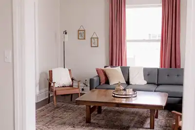 Image de The 1905 - Spacious Downtown Farmhouse - 4bd/2ba