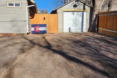 Image de Cozy cottage near downtown with garage & deck.