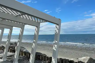 Image de Gorgeous, newly remodeled West Beach Cabin. The wall of window's are stunning!