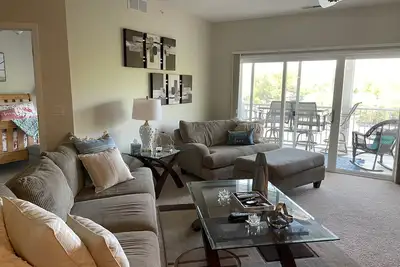 Image de Immaculate 3 Bed, 2 bath quiet condo right on the water! Families love this.