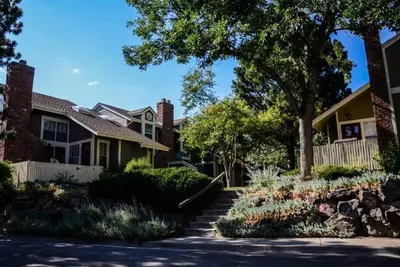 Image de Private 3 Level Colorado Townhouse with 2 Car Garage Parking